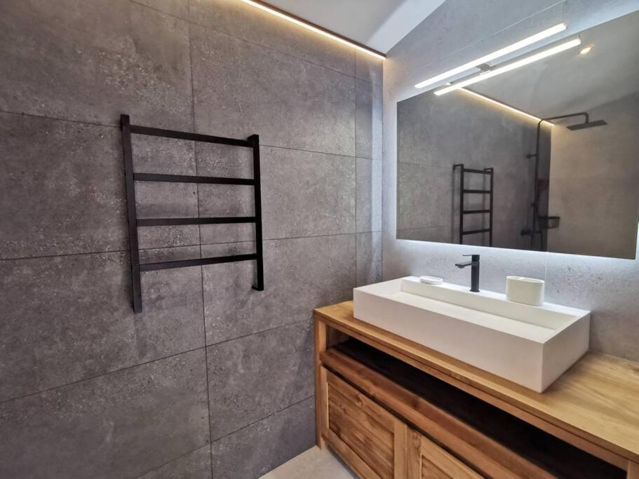 Summer Cosy - Villa Classee 4 Etoiles - 2 Suites Avec Piscine Chauffee Et Jacuzzi Integre Idealement Situee Chemin Summer Saint-Gilles Les Bains Exterior photo